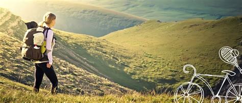 Človek kráčajúci po lesnej cestičke