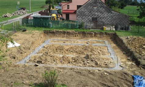 Výkop základových pásov rodinného domu