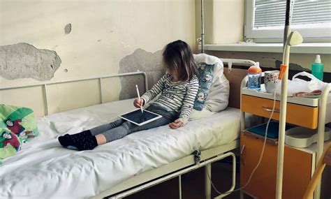 Ilustrácia matky s dieťaťom v nemocničnej izbe