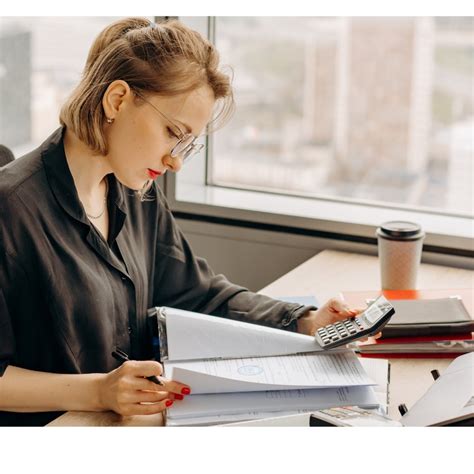 Ilustrácia zamestnanca pracujúceho na čierno