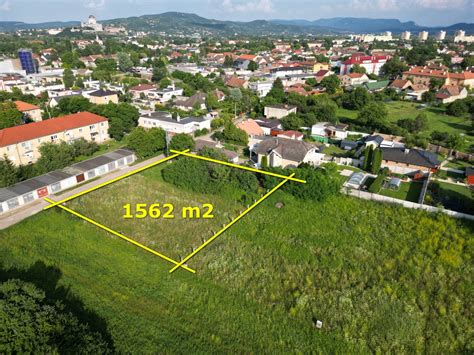 stavebný pozemok s vyznačenými hranicami
