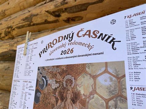 Detail očisteného betónového panelu s pôvodnými nápismi