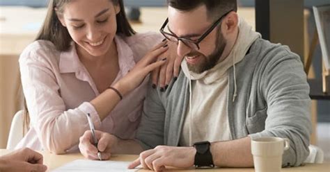 Ilustrácia páru podpisujúceho rezervačnú zmluvu