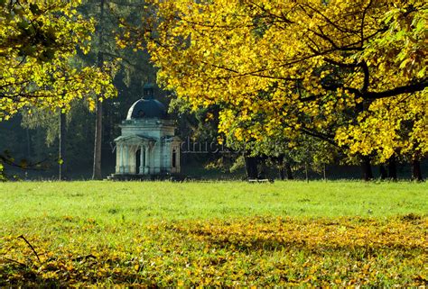 Panorama obce Lednické Rovne