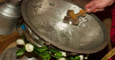 Ilustrácia symbolizujúca ponorenie do vody pri krste