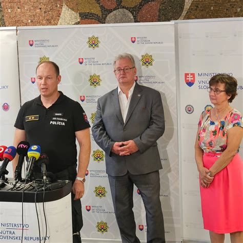 Ilustrácia predsedu volebnej komisie dohliadajúceho na priebeh volieb