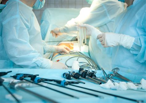 Infografika znázorňujúca rôzne typy žlčníkových kameňov a ich zloženie