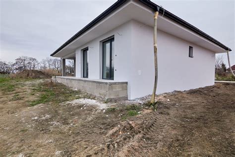 Ilustrácia dvoch domov stojacich blízko pri sebe