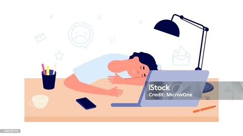 Muž pracuje neskoro v noci v kancelárii