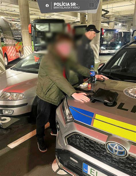 Policajti pracujúci v zničených priestoroch