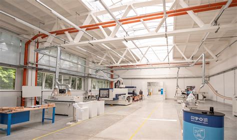 Moderná dielňa s vybavením