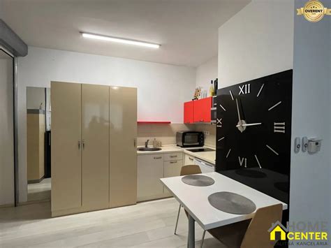 Interiér moderne zariadeného 1-izbového bytu s dôrazom na funkčnosť