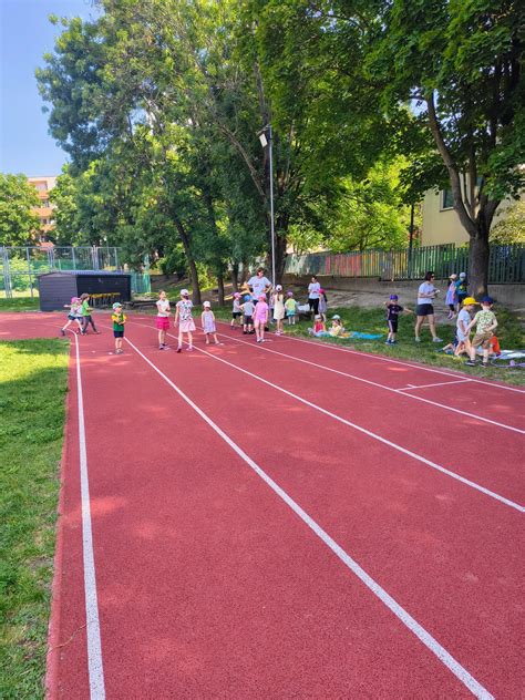 Ilustrácia detí hrajúcich sa na školskom dvore