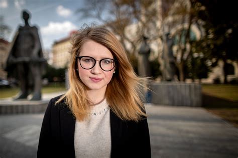 Karolína Farská na jednom z protestov Za slušné Slovensko
