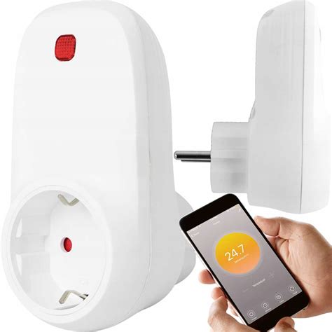 Fotografia zosilňovača WiFi zapojeného do elektrickej zásuvky