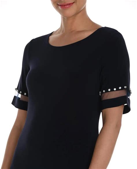 Detail kúpeľne s priehľadnými deliacimi prvkami