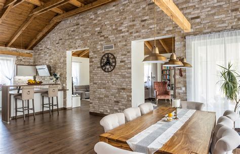 Interiér obývacej časti s tehlovým obkladom