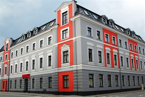 Vonkajší pohľad na budovu s podkrovnými oknami