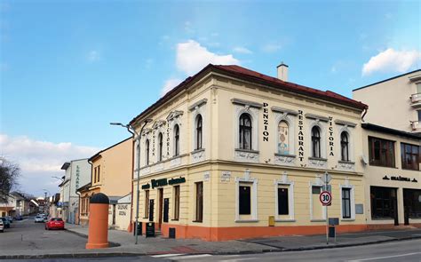 Ulica v centre Zvolena s historickou architektúrou a modernými prvkami