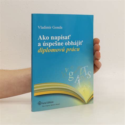 študent píšuci diplomovú prácu