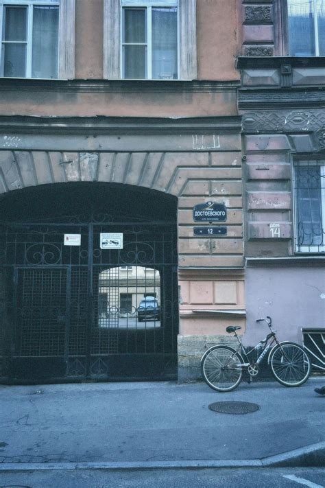 Ilustračná fotografia zobrazujúca kľúč od bytu v ruke kupujúceho