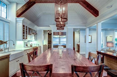 Interiér moderného loftu s vysokými stropmi a priznanými drevenými trámami