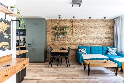 Interiér loftu s kombináciou moderného nábytku a industriálnych prvkov