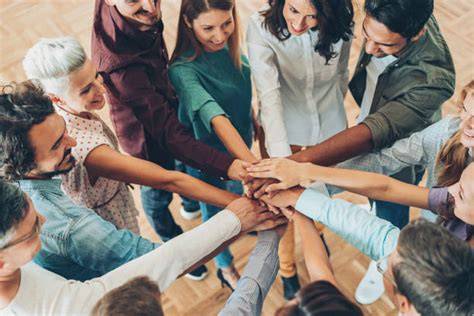 Skupina ľudí pracujúca spolu na projekte