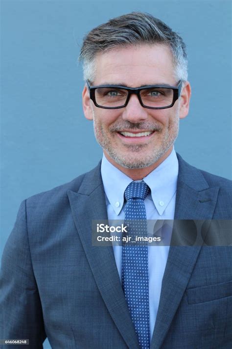 Muž v obleku White Tie a žena v dlhej večernej róbe