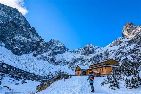 zimná krajina s dieťaťom v kočíku