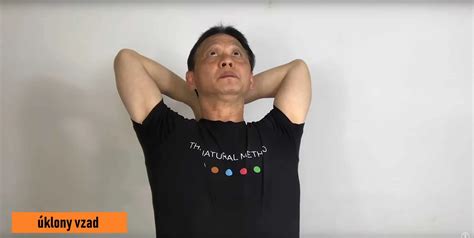 Človek sediaci pri stole s lakťami v 90 stupňovom uhle