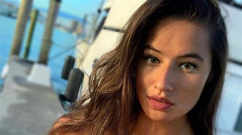 Krásna žena sa usmieva pri fotografovaní pre reklamu