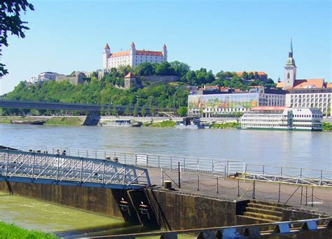 Dunaj v Bratislave s hradom a modernou zástavbou