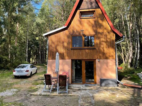 Rybařská chata v lese u rybníka