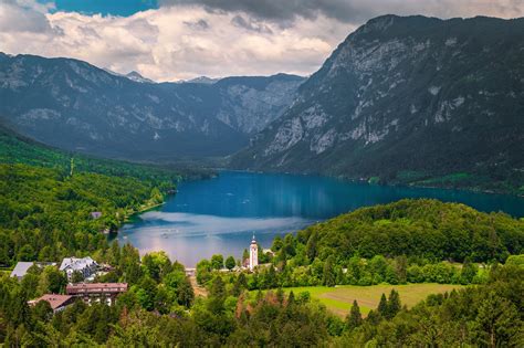 Bohinjské jazero s okolitými horami