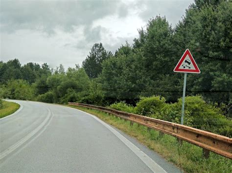Značka upozorňujúca na nutnosť overiť si lokálne VZN pred podaním žiadosti