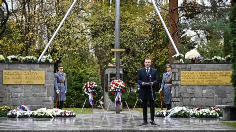 Upratovači pracujúci na cintoríne
