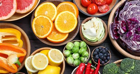 Infografika zobrazujúca potraviny bohaté na vitamíny a minerály dôležité pre imunitu