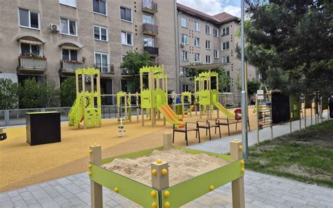 Park s detským ihriskom a oddychovou zónou pri bytovom dome