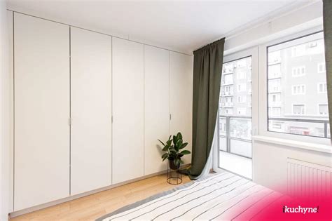 Ukážka multifunkčného rozkladacieho gauča a vstavaných skríň