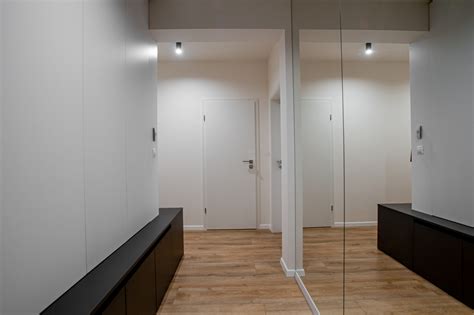 Príklad použitia svetlých farieb a zrkadlových plôch na optické zväčšenie priestoru