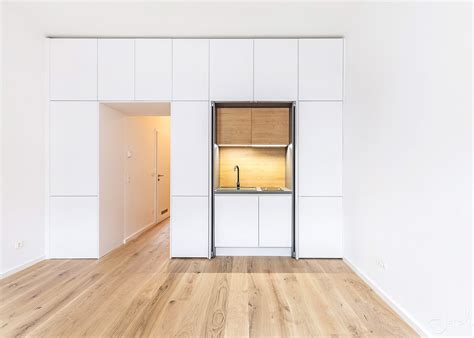 Detail kuchyne skrytej vo vstavanej skrini