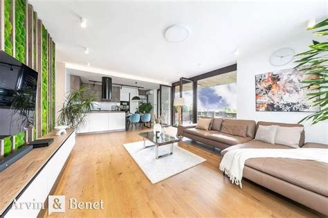 Moderný interiér luxusného bytu s panoramatickým výhľadom na mesto