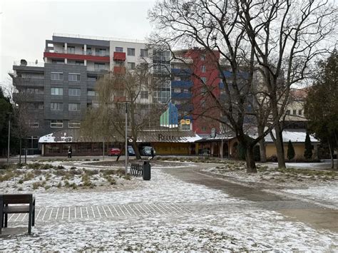 Rušná ulica v centre Bratislavy s pešou zónou