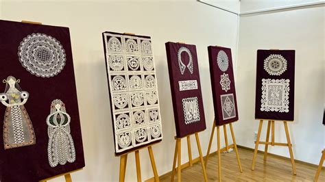 Symbolické znázornenie prepletených nití, symbolizujúcich zložité vzťahy