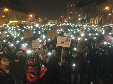 Fotografia z mítingu Mariana Kotlebu s protestujúcimi