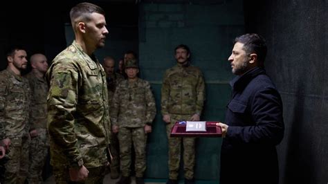 Vojenský spravodajca pri práci s tajnými dokumentami