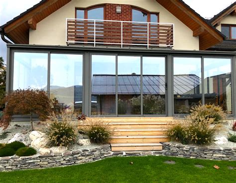 Ilustrácia modernej zasklenej terasy s výhľadom na záhradu