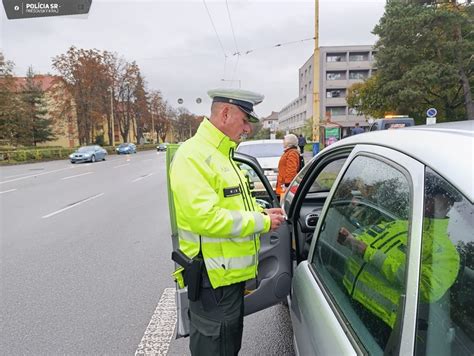 Ilustračná fotografia policajta vyberajúceho pokutu od vodiča