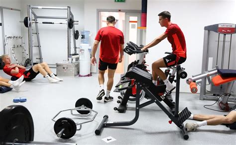 Futbalisti v posilňovni